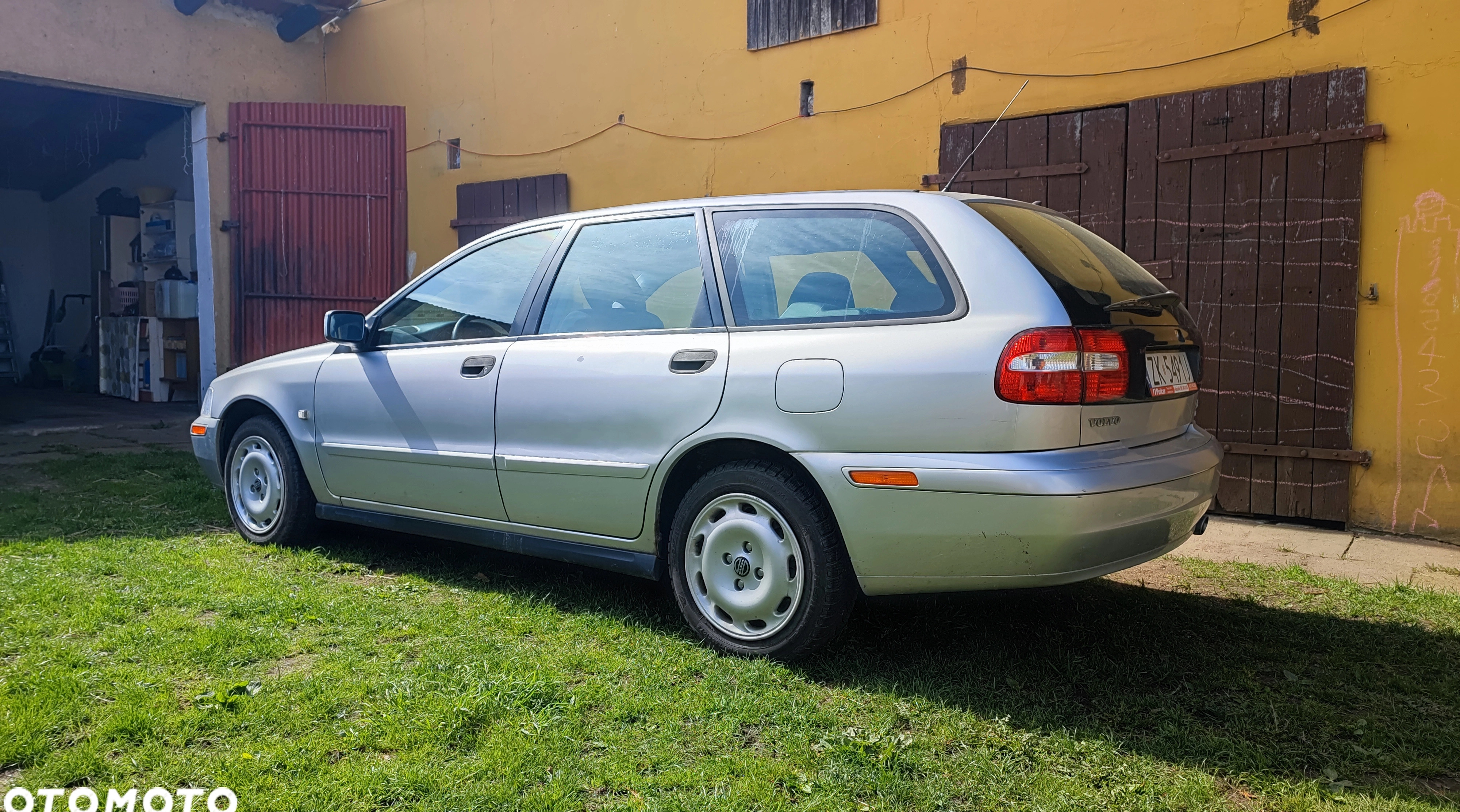 Volvo V40 cena 3500 przebieg: 190000, rok produkcji 2002 z Międzybórz małe 46